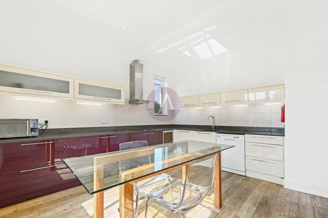 3 bedroom Flat to rent in 214 Walm Lane-view4