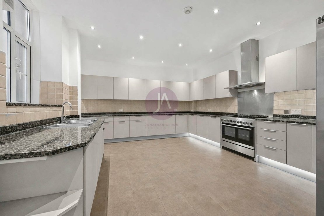 4 bedroom Flat to rent in Abbey Lodge-view5