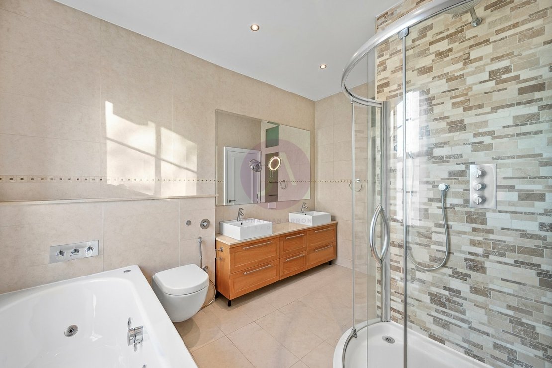 4 bedroom Flat to rent in Abbey Lodge-view15