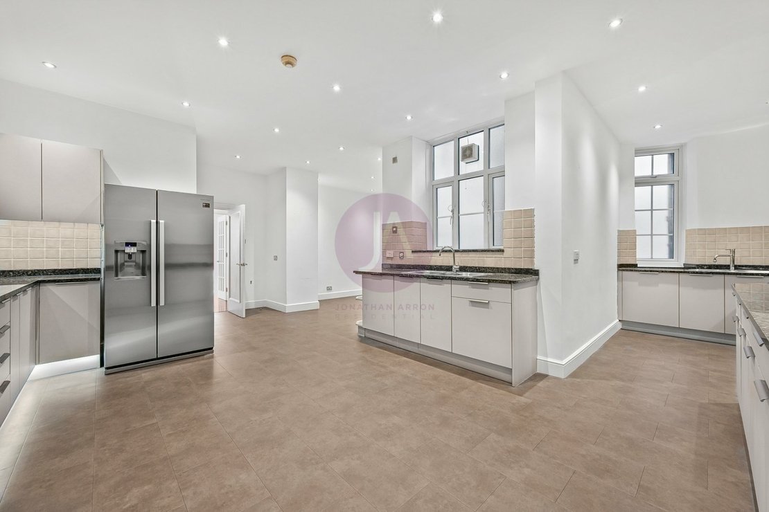 4 bedroom Flat to rent in Abbey Lodge-view6