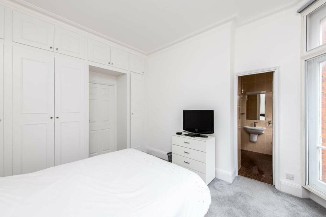 2 bedroom Flat to rent in Aberdeen Court-view10