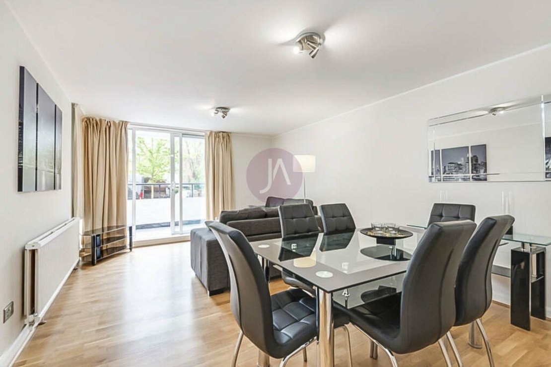 2 bedroom Flat to rent in Adamsfields-view1