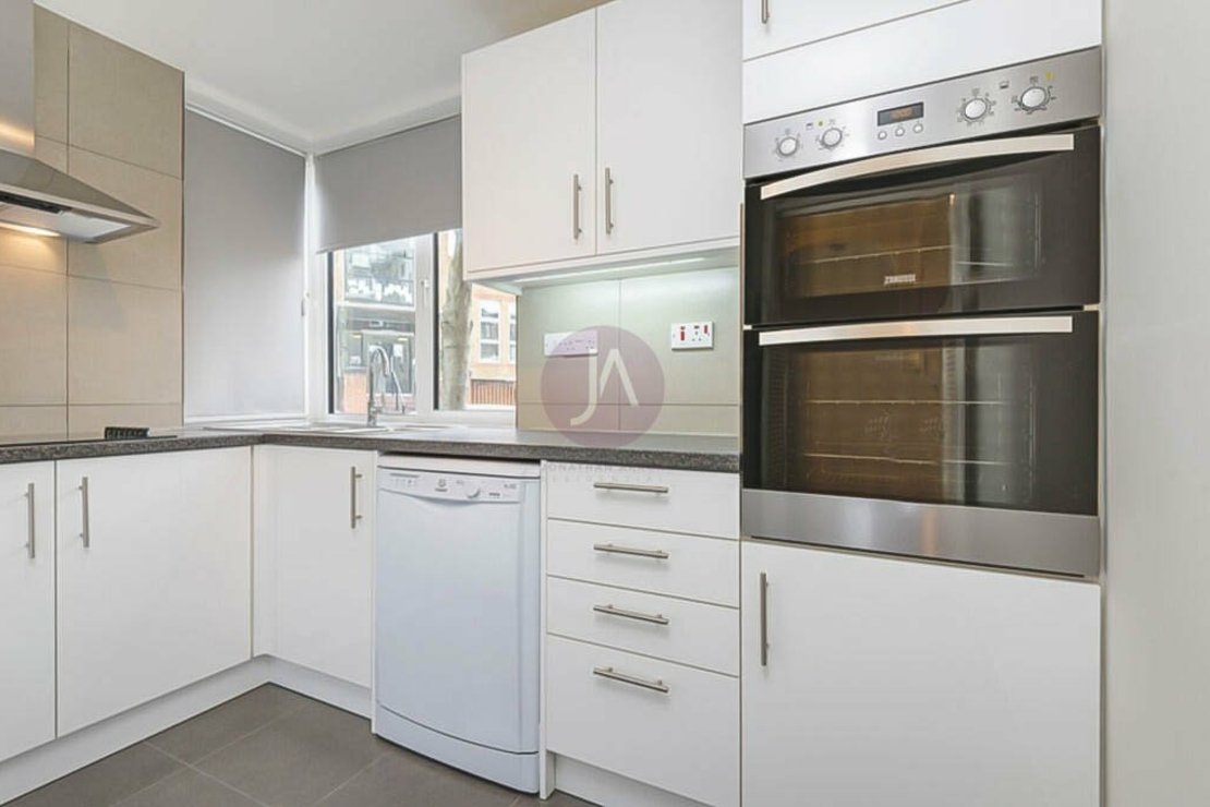 2 bedroom Flat to rent in Adamsfields-view4