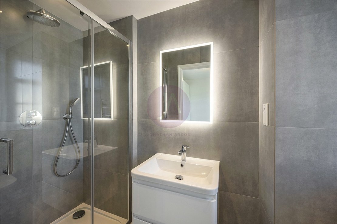 3 bedroom Flat to rent in Apsley House-view8