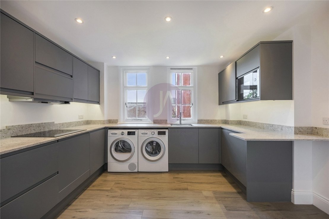 3 bedroom Flat to rent in Apsley House-view3