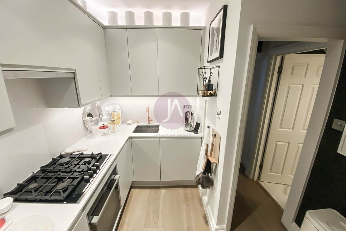 1 bedroom Flat to rent in Bassett Road-view3