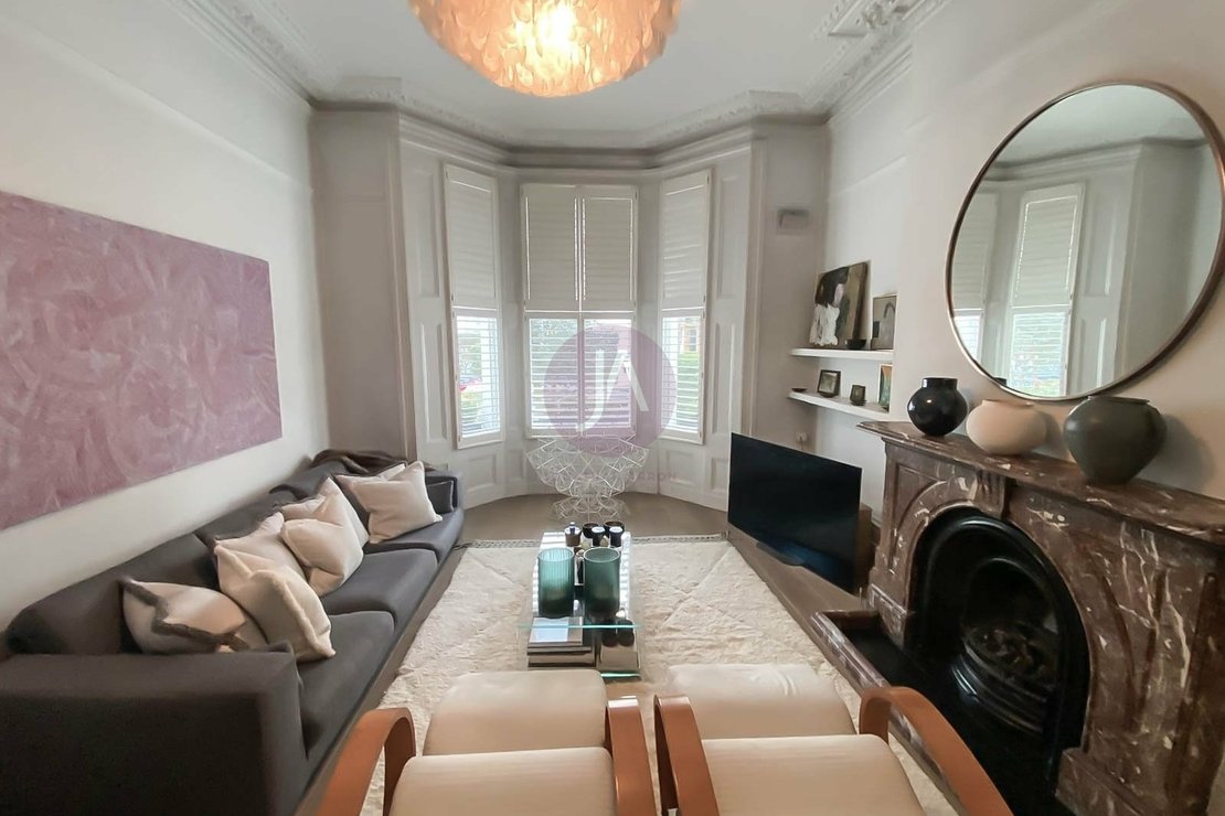 1 bedroom Flat to rent in Bassett Road-view1