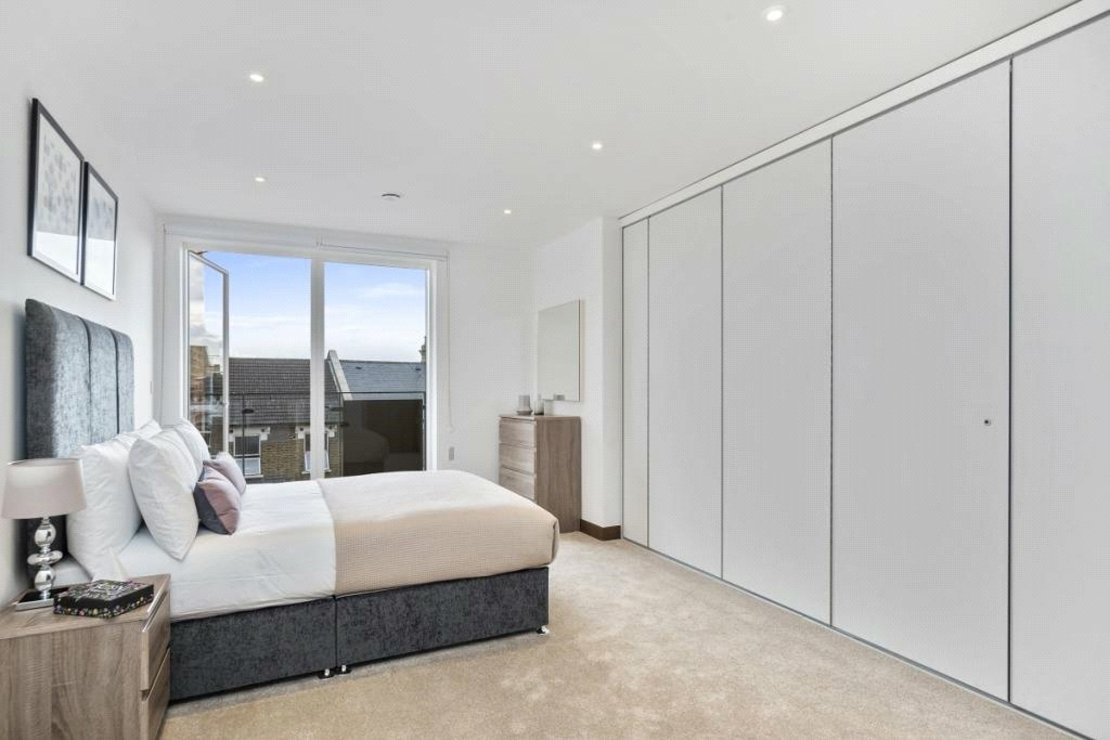 3 bedroom Flat to rent in Beaufort Court-view9