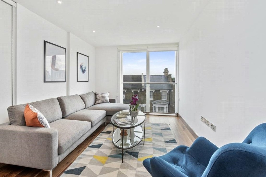 3 bedroom Flat to rent in Beaufort Court-view2