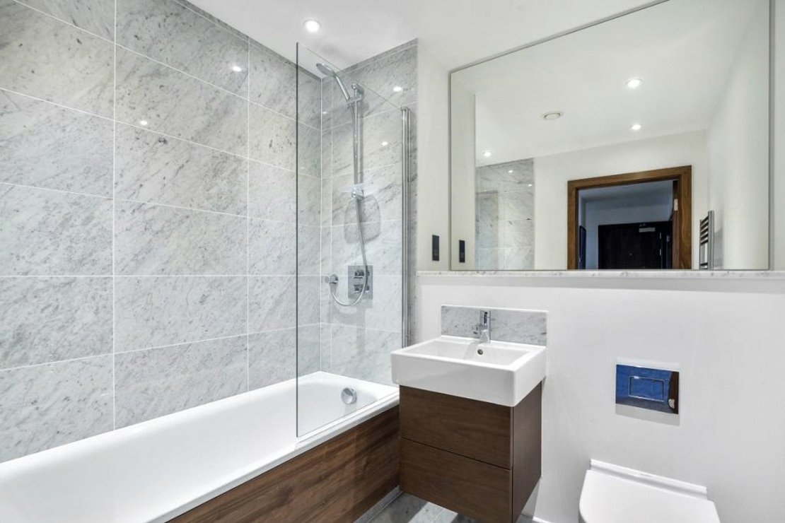 3 bedroom Flat to rent in Beaufort Court-view6