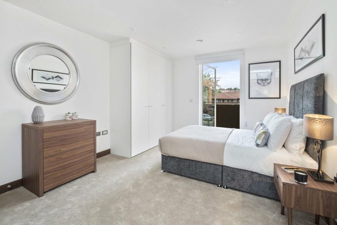 3 bedroom Flat to rent in Beaufort Court-view8