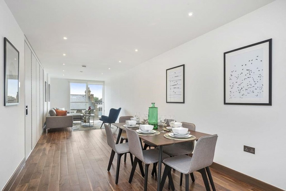 3 bedroom Flat to rent in Beaufort Court-view4