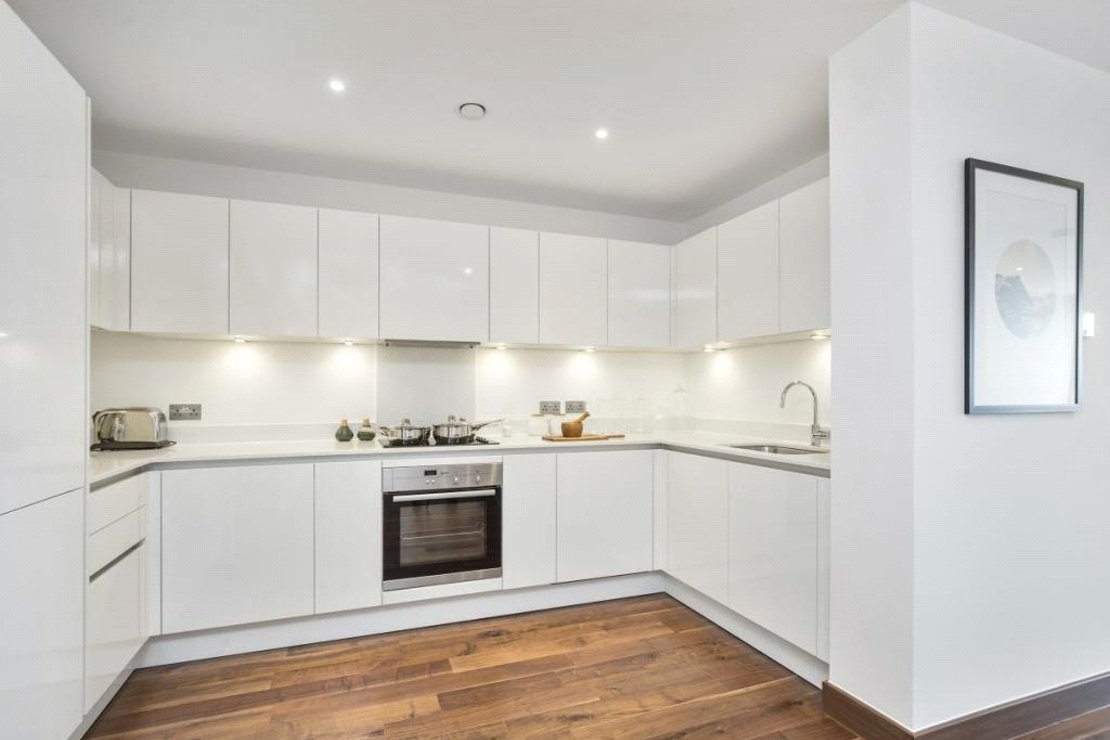 3 bedroom Flat to rent in Beaufort Court-view3