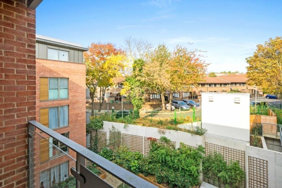 3 bedroom Flat to rent in Beaufort Court-view10