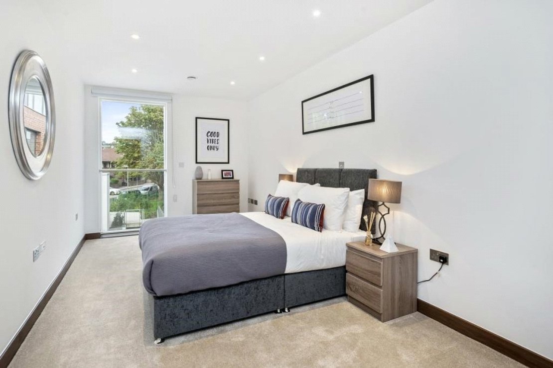 3 bedroom Flat to rent in Beaufort Court-view7