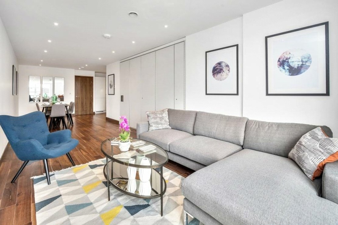 3 bedroom Flat to rent in Beaufort Court-view1