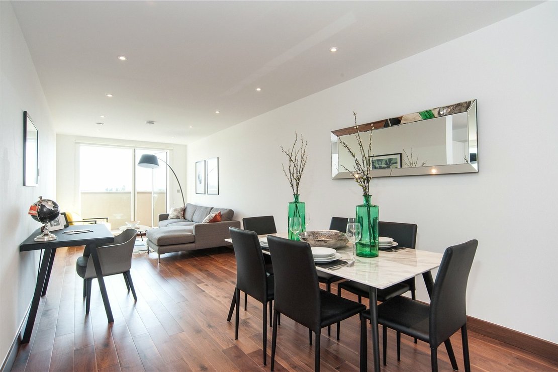 3 bedroom Flat to rent in Beaufort Court-view2