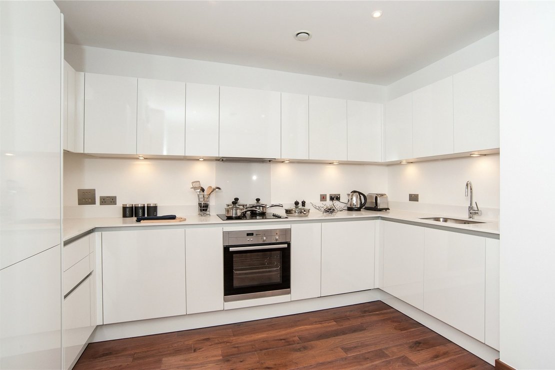 3 bedroom Flat to rent in Beaufort Court-view3