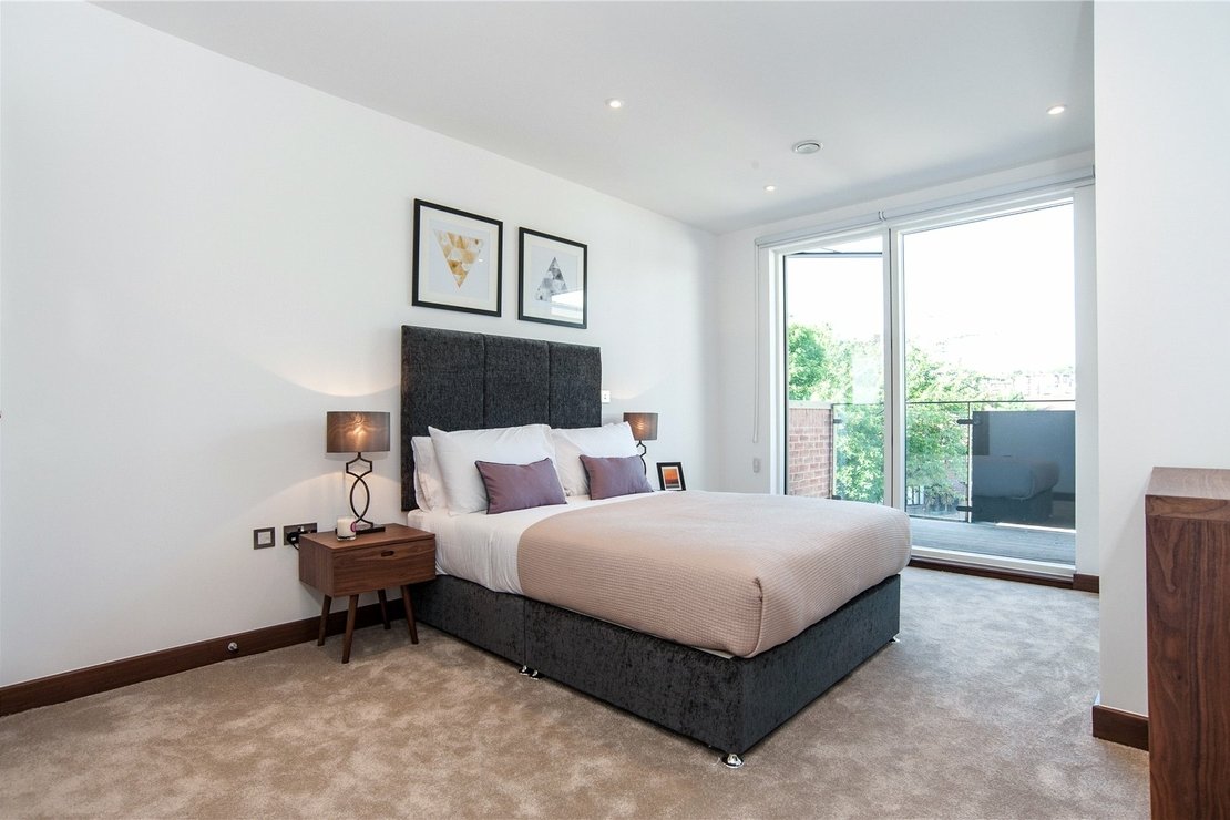3 bedroom Flat to rent in Beaufort Court-view8