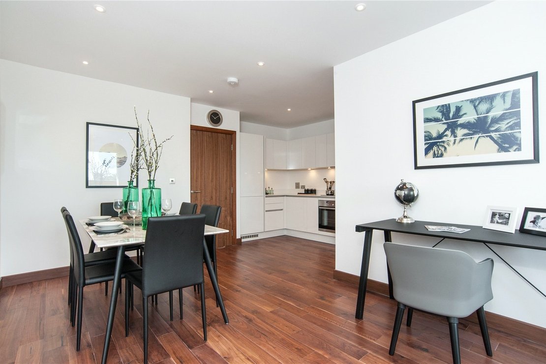 3 bedroom Flat to rent in Beaufort Court-view4
