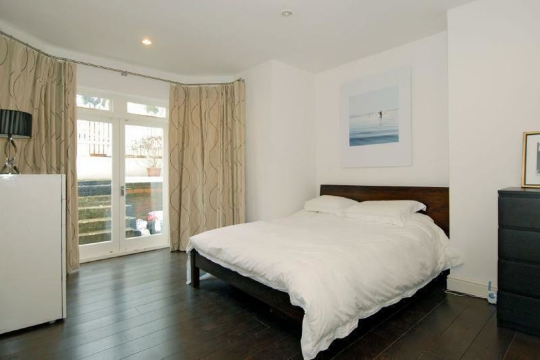 3 bedroom Flat to rent in Belsize Park Gardens-view10