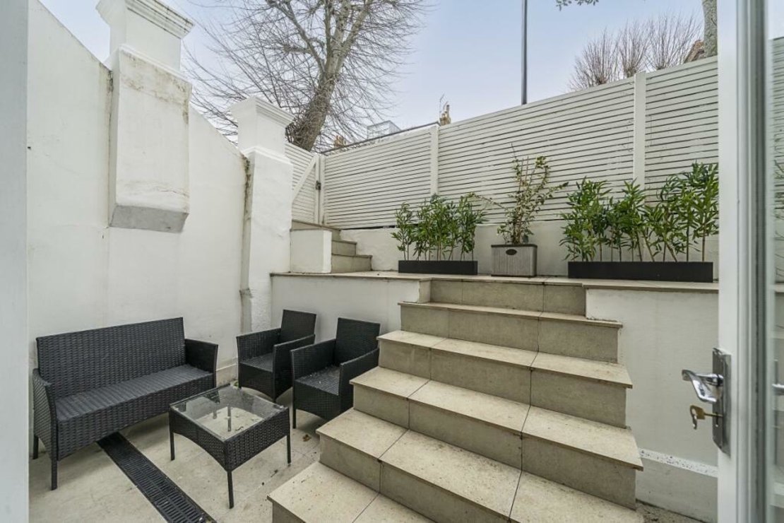 3 bedroom Flat to rent in Belsize Park Gardens-view8