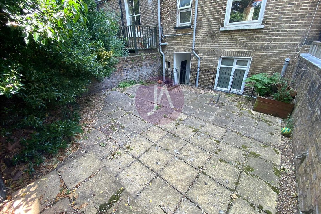 Flat to rent in Belsize Road-view5