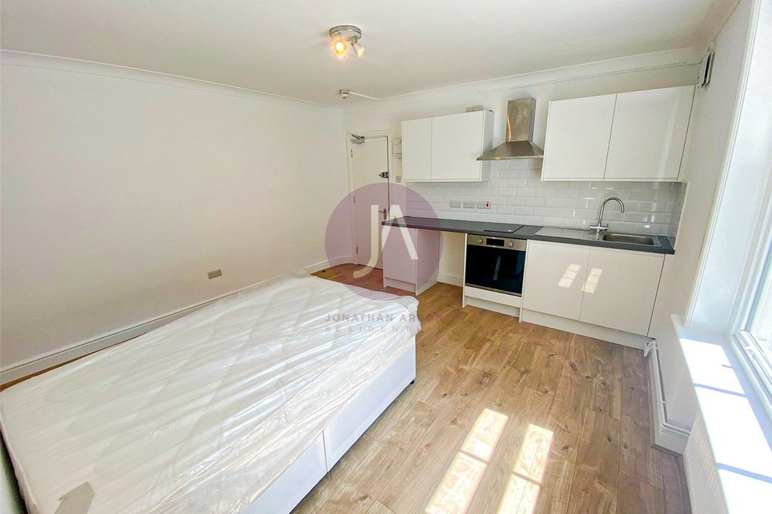 Flat to rent in Belsize Road-view4
