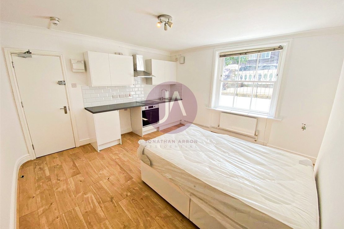 Flat to rent in Belsize Road-view1
