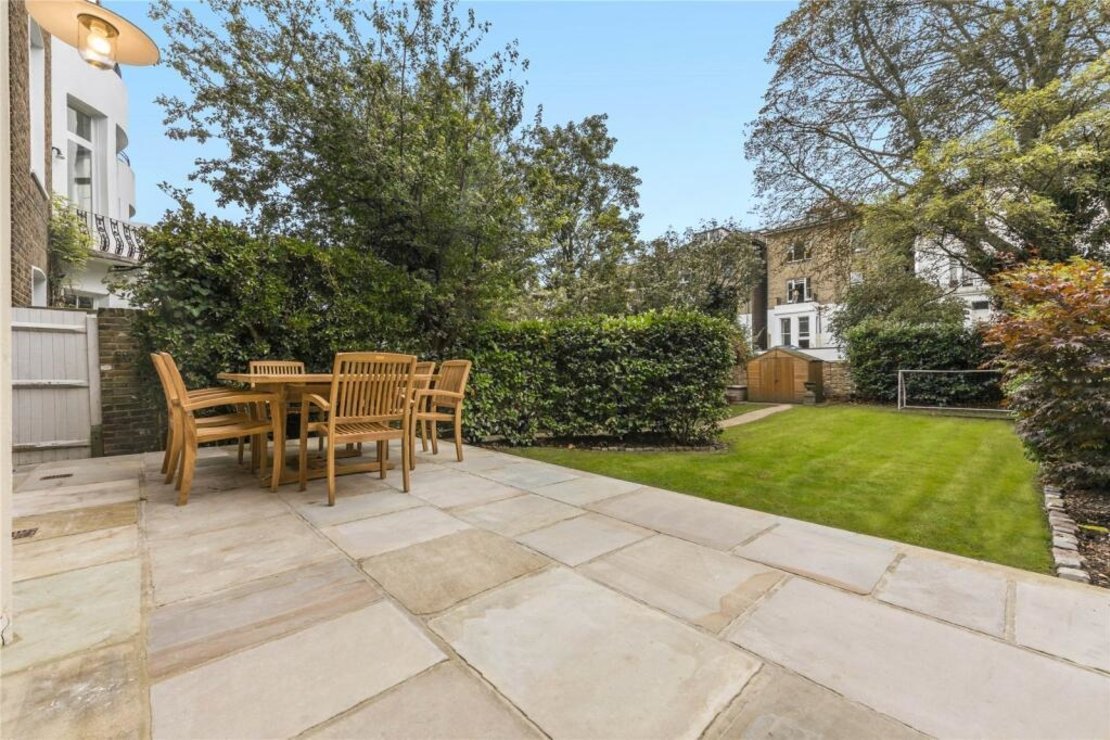 3 bedroom Maisonette to rent in Belsize Square-view3