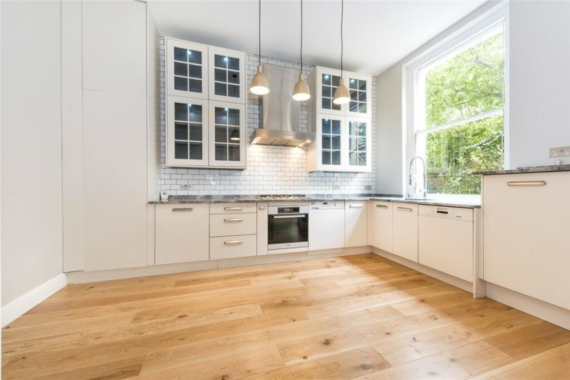 3 bedroom Maisonette to rent in Belsize Square-view4