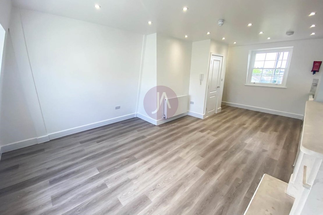 2 bedroom Flat to rent in Blenheim Terrace-view6