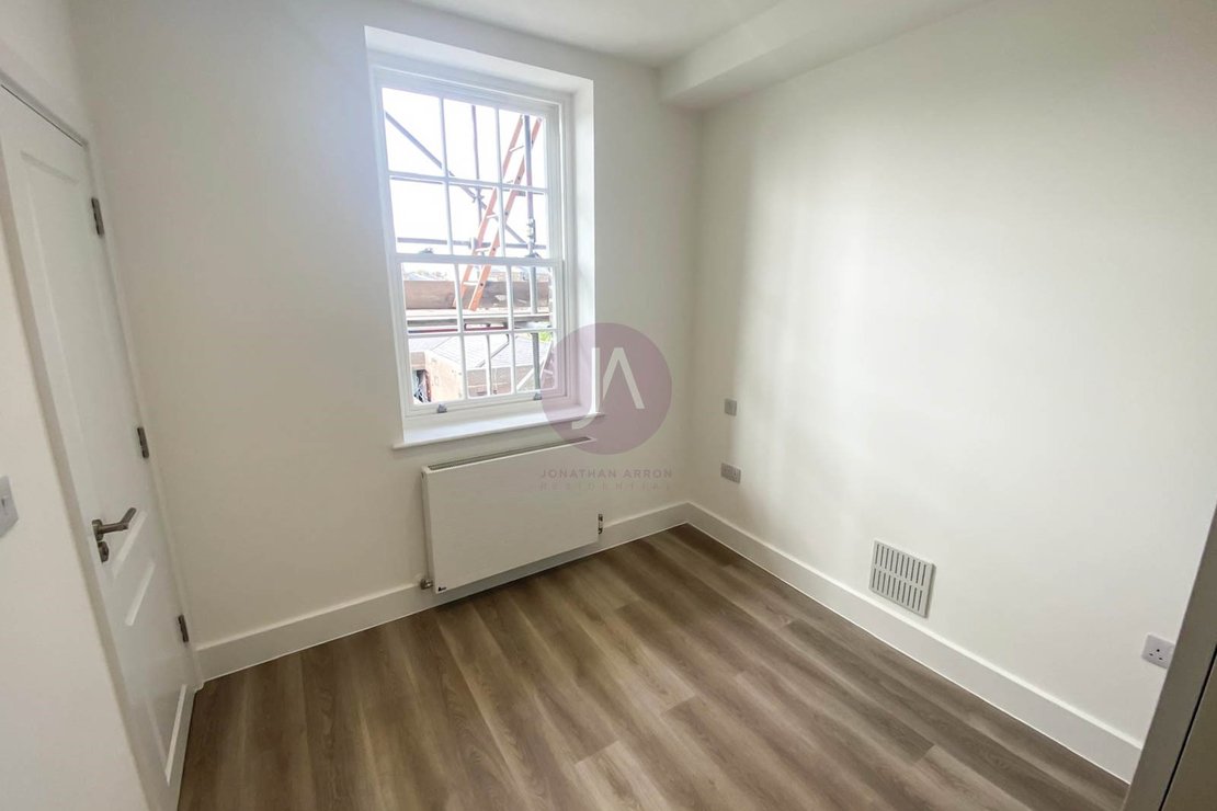 2 bedroom Flat to rent in Blenheim Terrace-view8