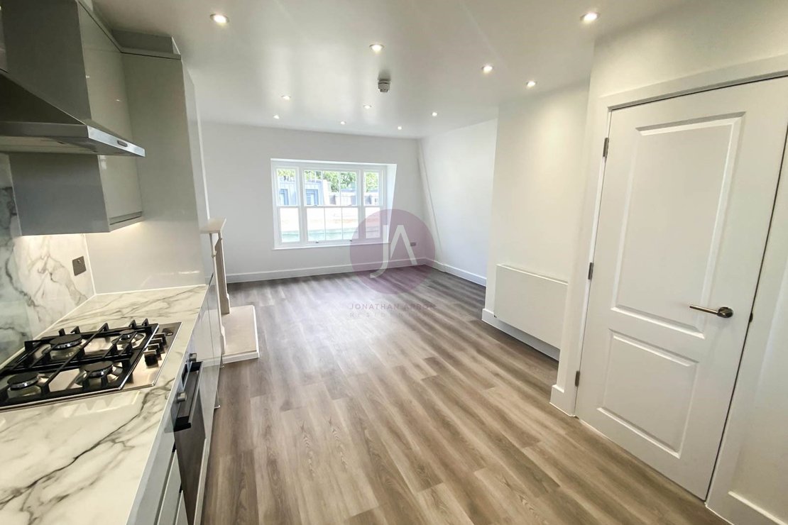 2 bedroom Flat to rent in Blenheim Terrace-view4