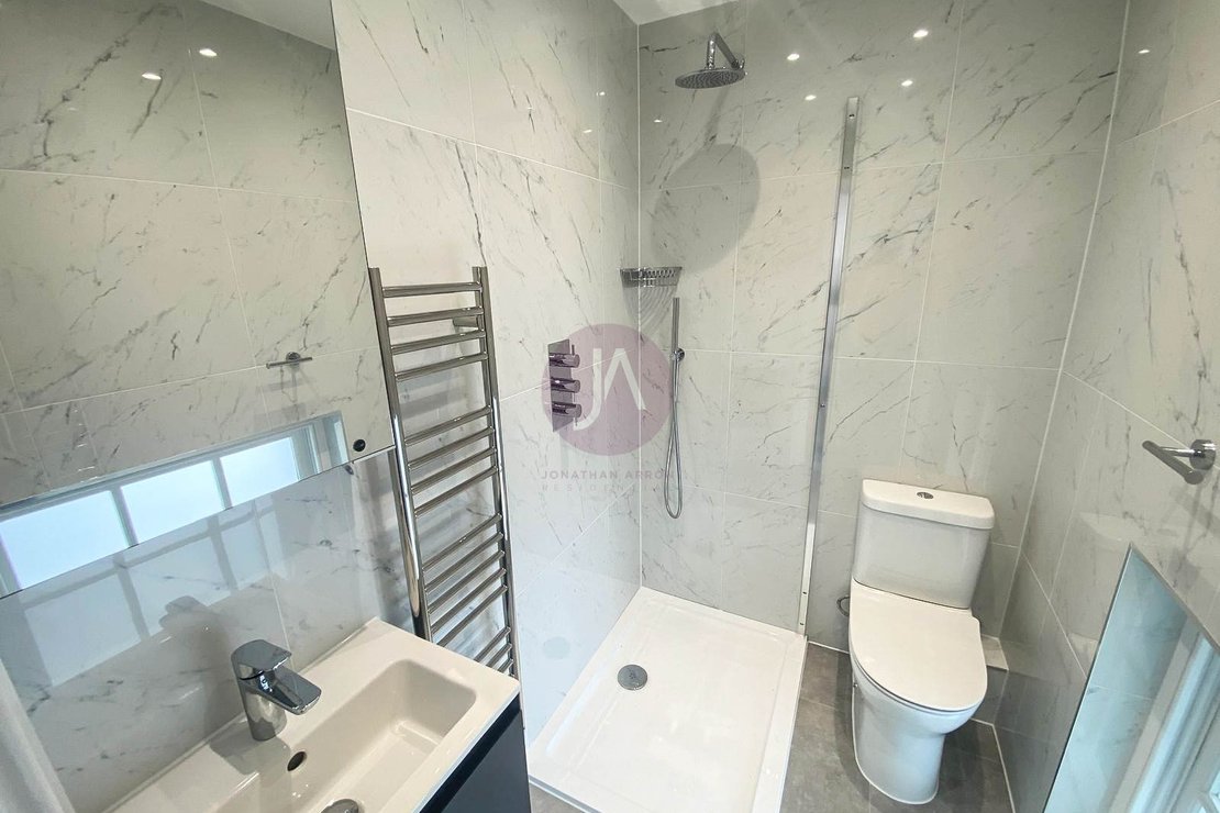 2 bedroom Flat to rent in Blenheim Terrace-view10