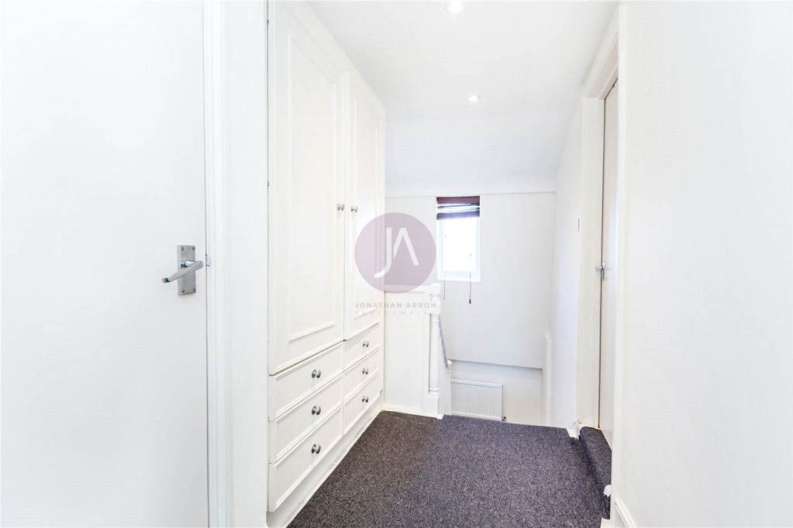 3 bedroom Flat to rent in Blenheim Terrace-view8