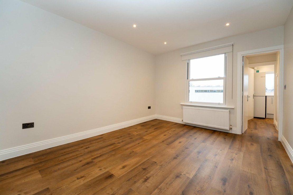 2 bedroom Flat to rent in Boscombe Road-view2