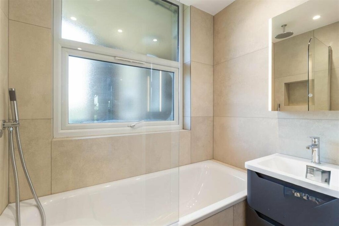 3 bedroom Flat to rent in Boydell Court-view10