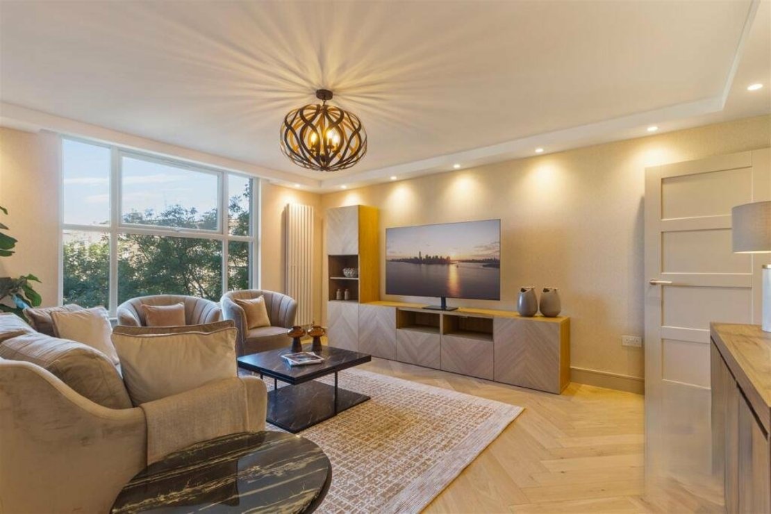 3 bedroom Flat to rent in Boydell Court-view1