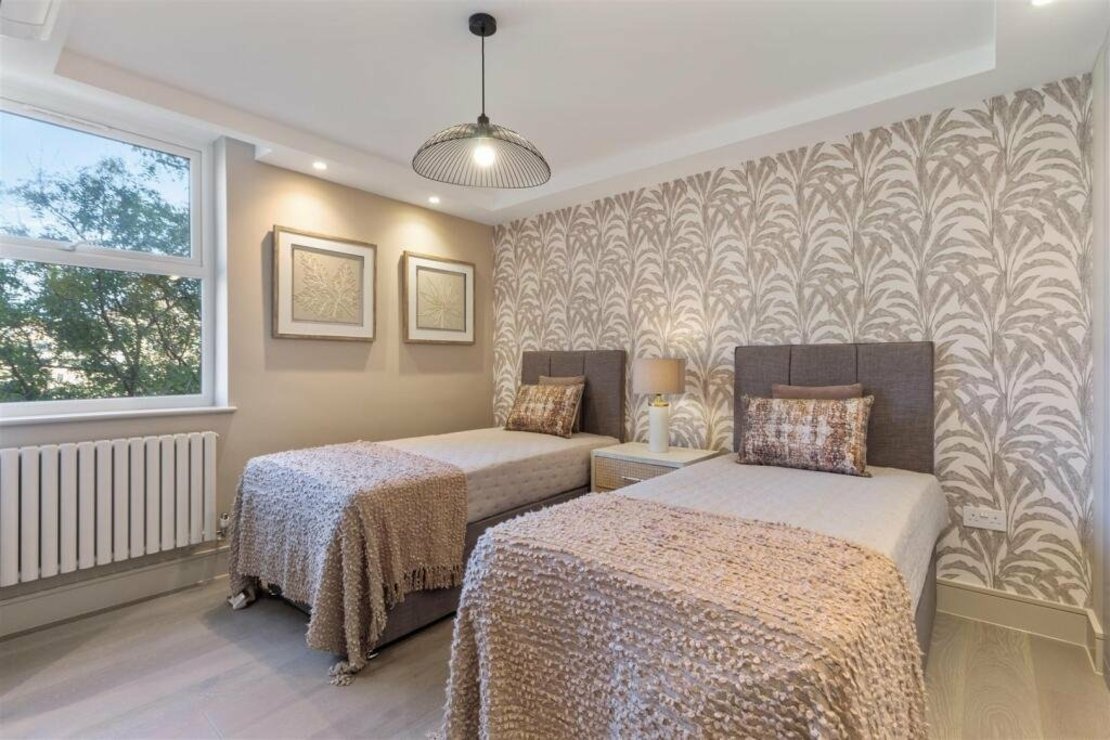 3 bedroom Flat to rent in Boydell Court-view9