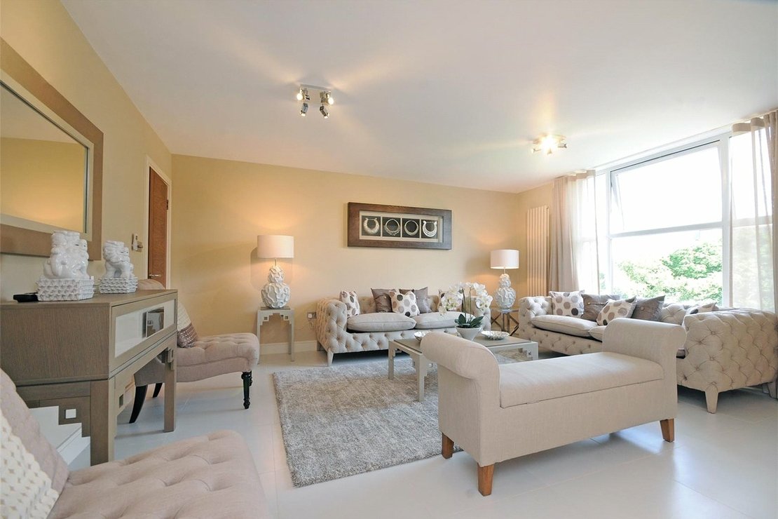 3 bedroom Flat to rent in Boydell Court-view1