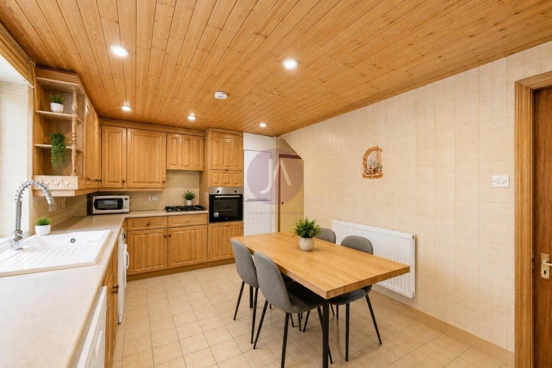2 bedroom Flat to rent in Bradman House-view3