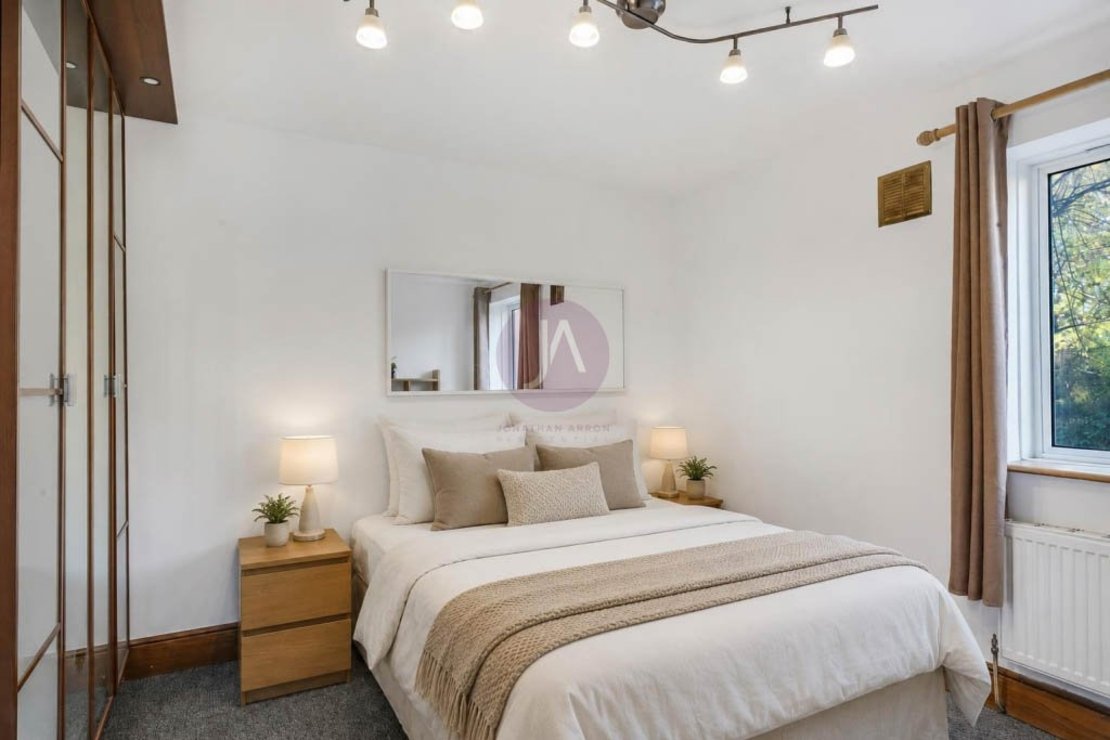 2 bedroom Flat to rent in Bradman House-view5