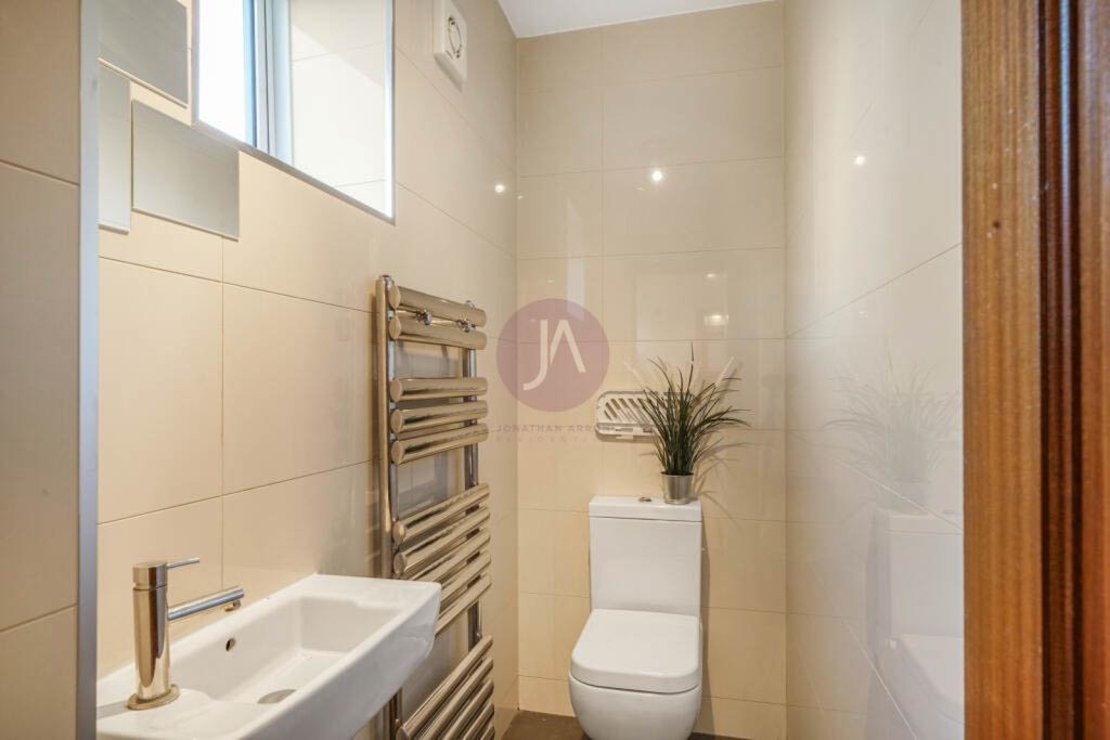 2 bedroom Flat to rent in Bradman House-view8