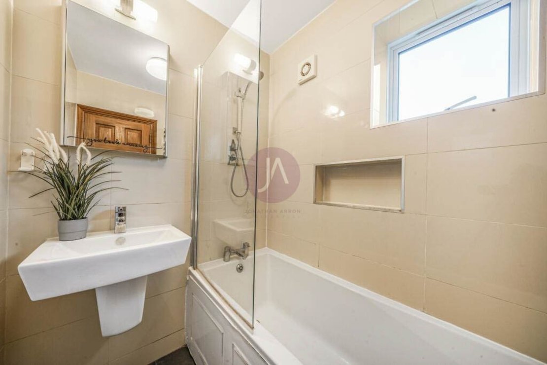 2 bedroom Flat to rent in Bradman House-view6