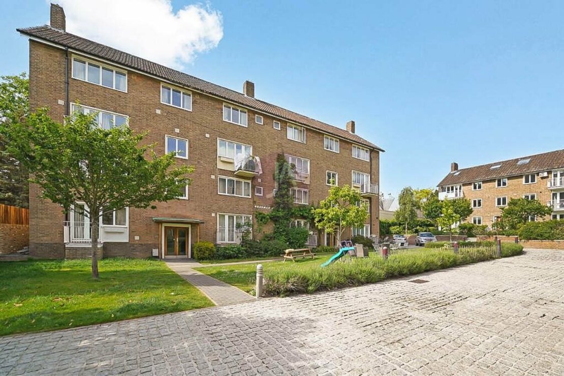 3 bedroom Flat to rent in Bradman House-view14