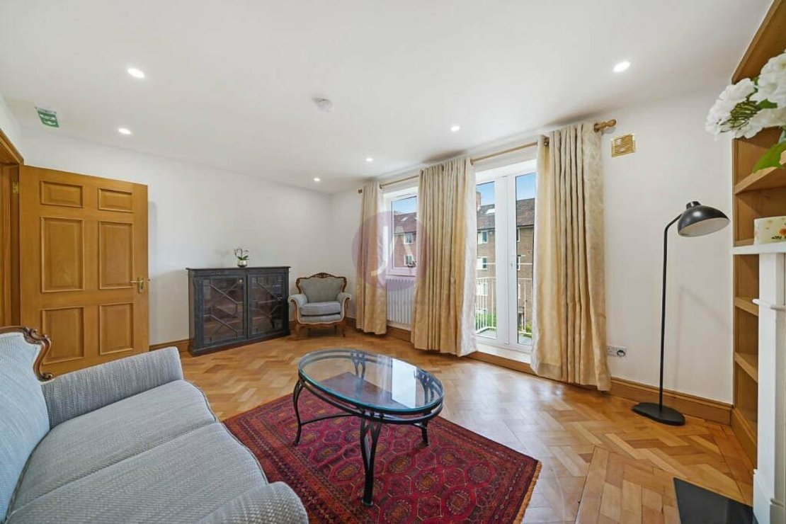 3 bedroom Flat to rent in Bradman House-view1