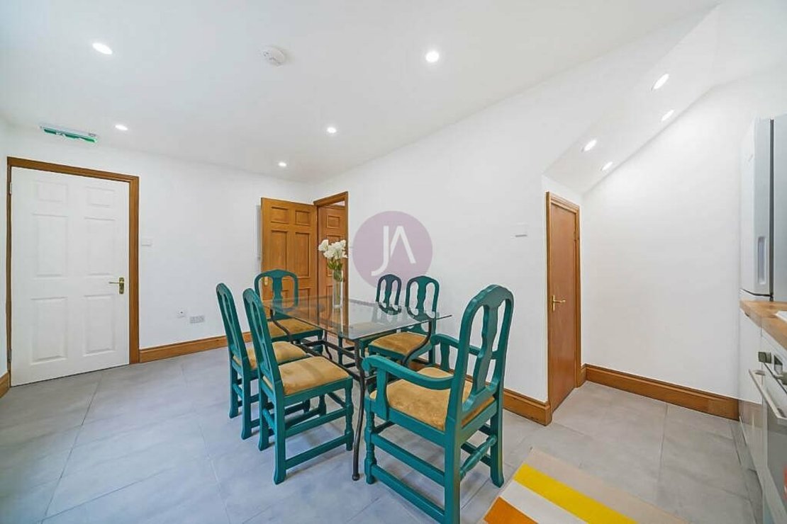 3 bedroom Flat to rent in Bradman House-view2
