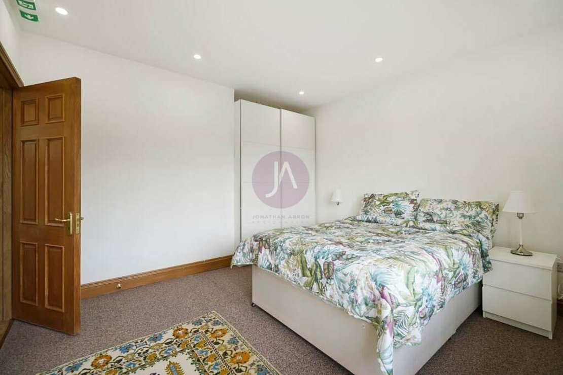 3 bedroom Flat to rent in Bradman House-view8