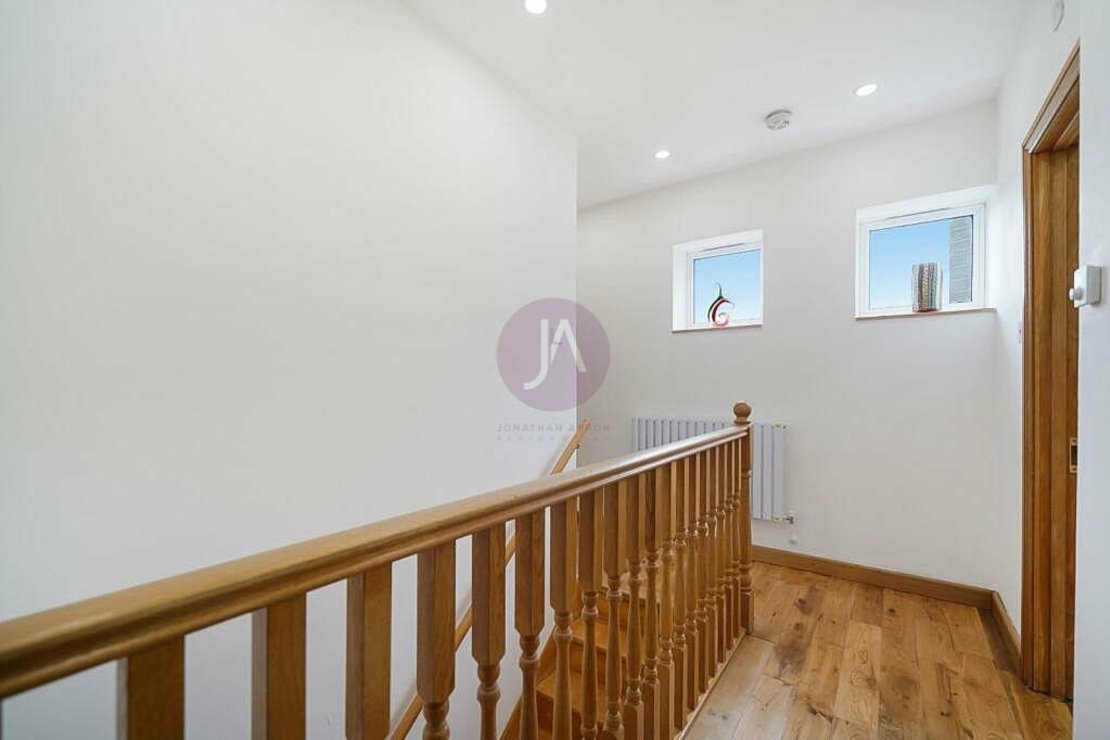 3 bedroom Flat to rent in Bradman House-view13